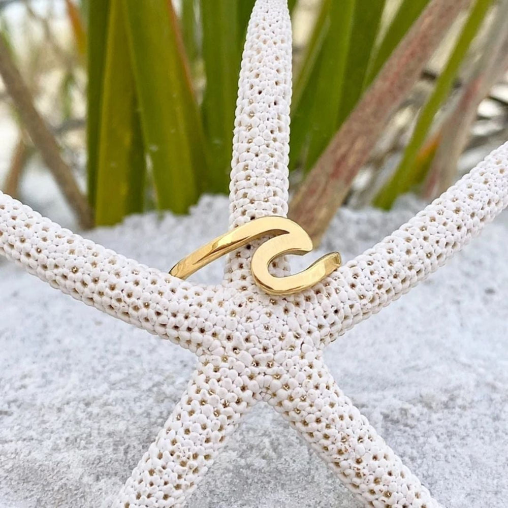 Gouden ring in golfvorm