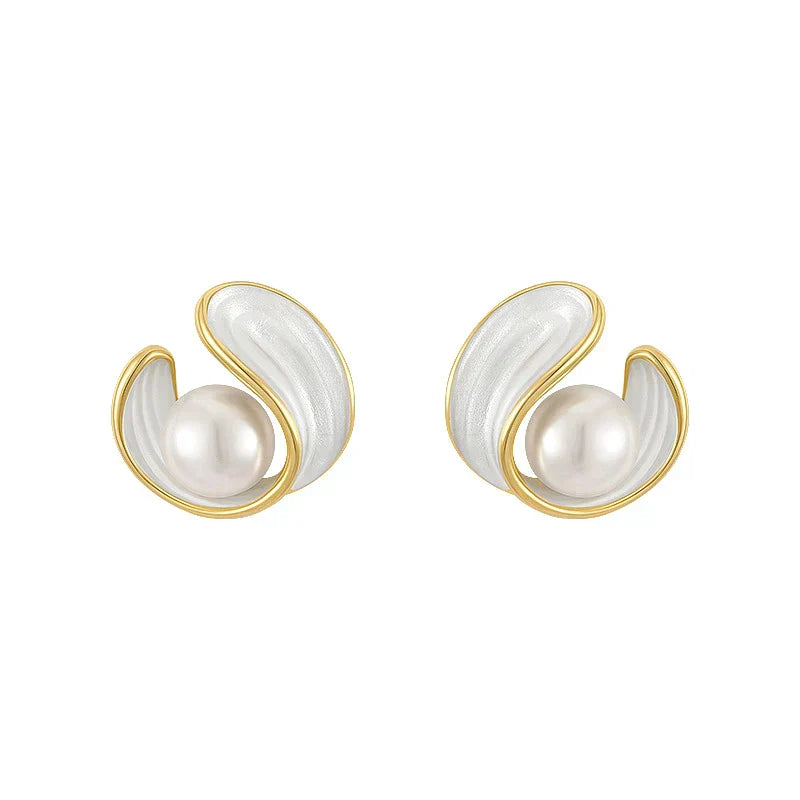 Luxueuze gouden oorbellen met witte opaalsteen en parels