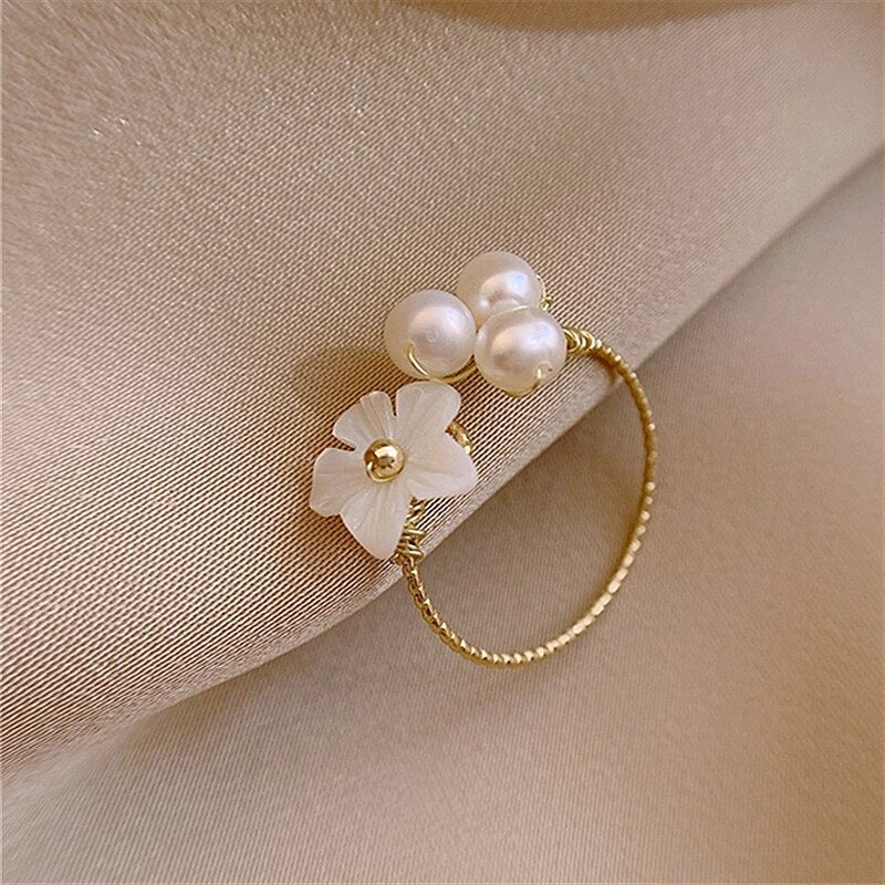Witte Bloesem Ring met Parels in Goud