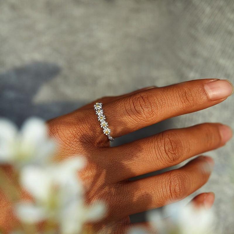 Verstelbare zilveren ring met handgeschilderde emaille madeliefjes