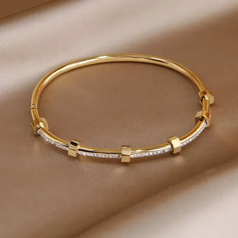 Helder vergulde armband met moissaniet-bedekking