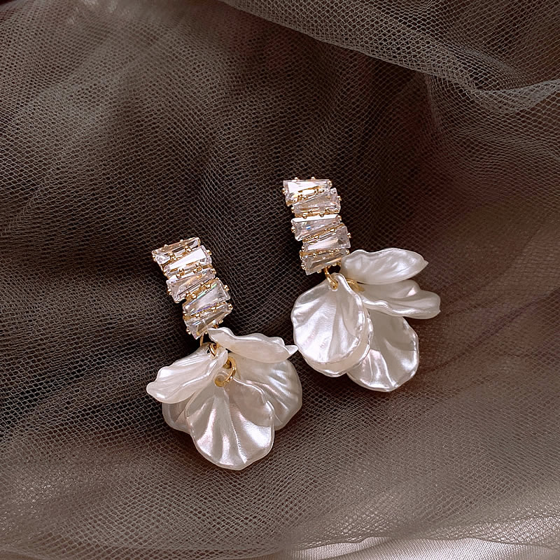 Elegante gouden oorbellen met witte bloem