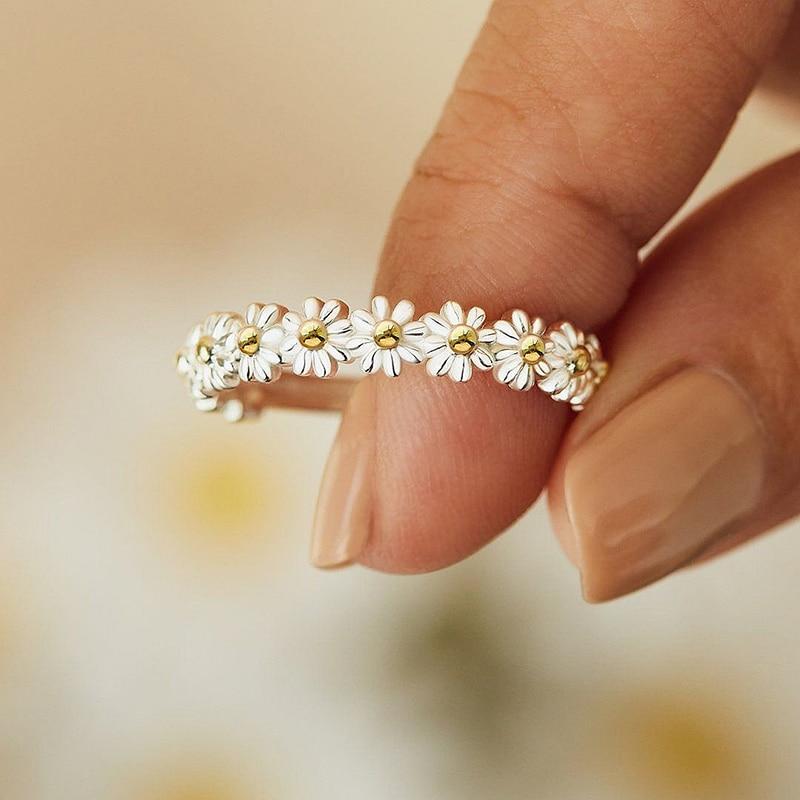 Verstelbare zilveren ring met handgeschilderde emaille madeliefjes