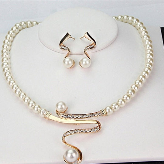 Set halsketting en oorbellen met natuurlijke parels
