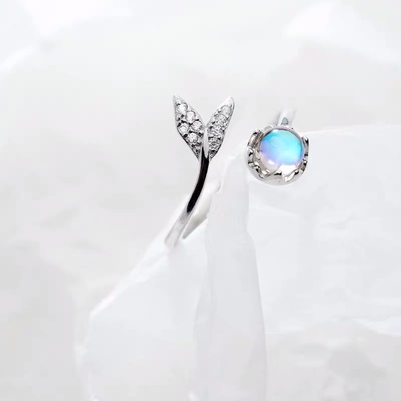 Verstelbare zilveren ring met dolfijnstaart en blauwe zirkonia
